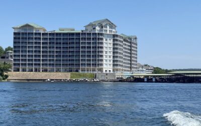 5100 Towers – Beautiful Lakefront Condo